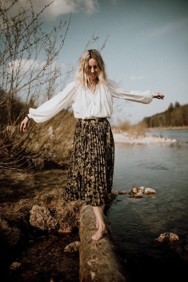 How to Match a Tweed Mini Skirt with a Cashmere Sweater for Winter Office Elegance?